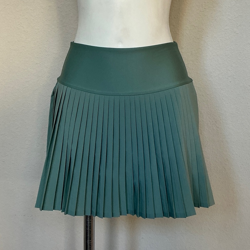 ALO Yoga Grand Slam Tennis Skirt in Botanical Green - Picture 6 of 12